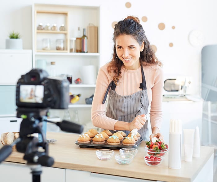 Mujer alegre cocinando en cámara