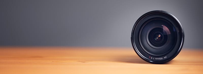 Lente para fotografía sobre una mesa