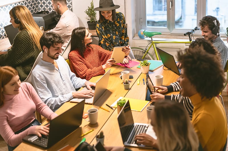 Grupo de Personas de la Generación Z trabajando alrededor de una mesa