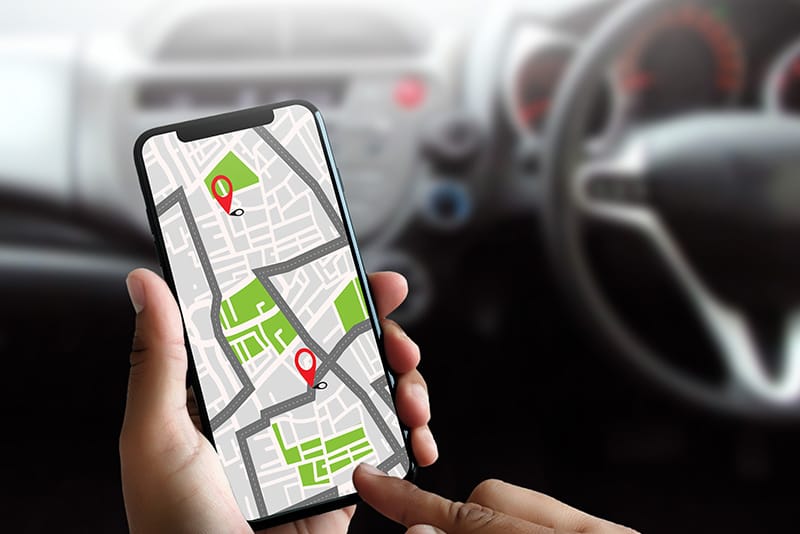 Teléfono inteligente mostrando un mapa necesario qpara quien quiera viajar