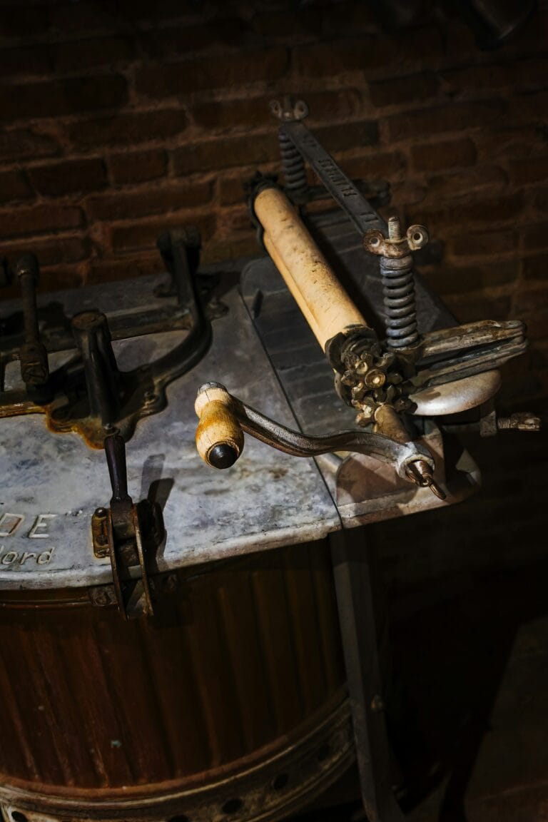 Vista parcial de lavadora mecánica