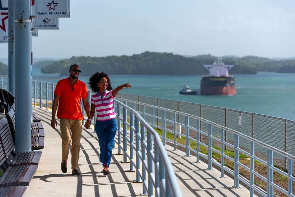 Pareja pasea por la vera del Canal de Panamá