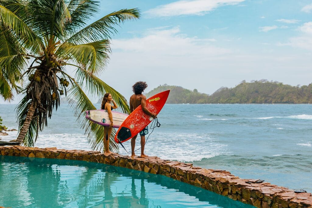 " surfistas consus tablas fuera del agua en Isla Grande - Panamá