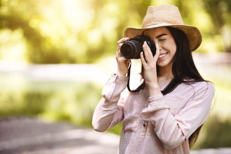 Mujer joven tomando foto