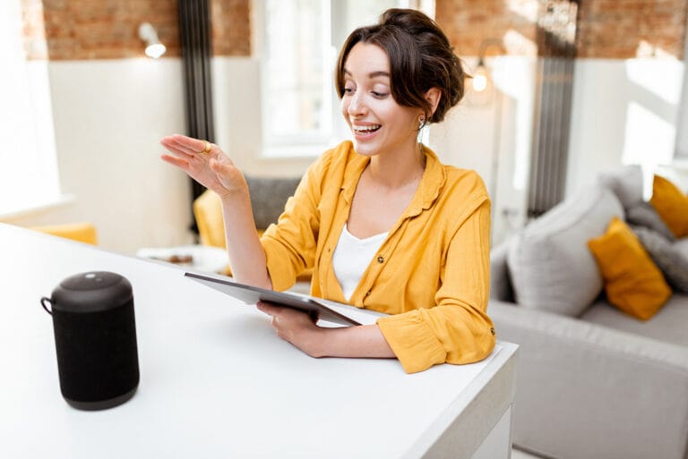 Mujer usando Asistente de voz