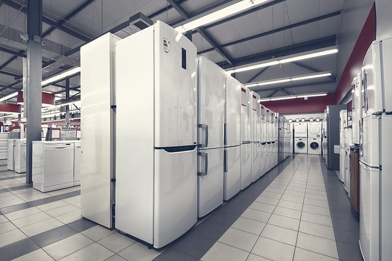 Refrigeradores en salón de ventas